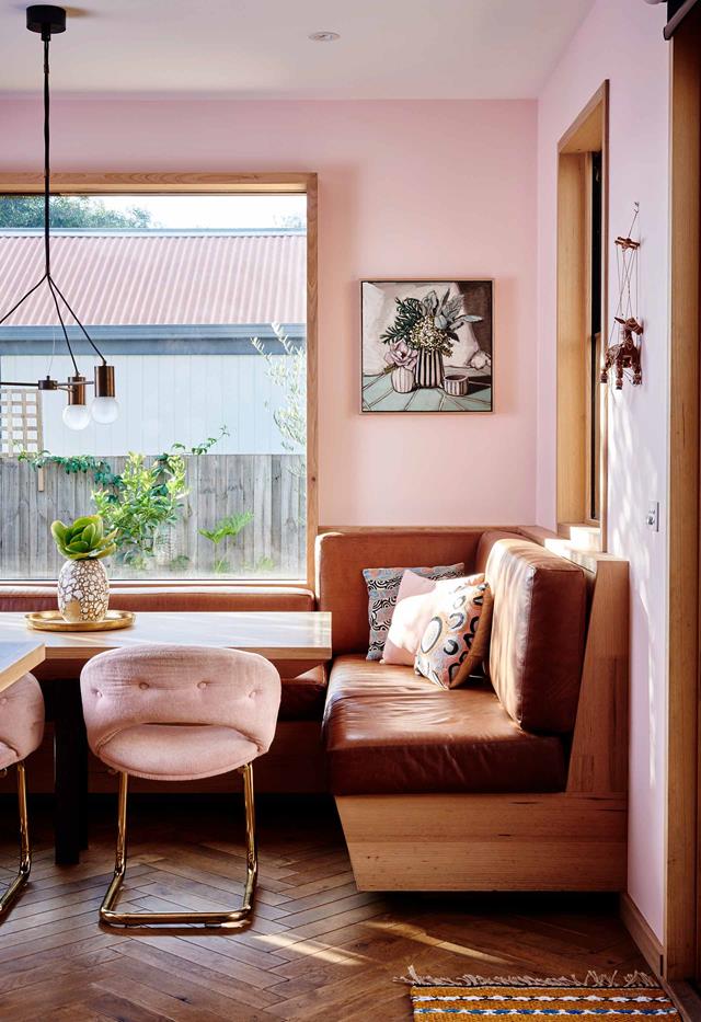 Trong ngôi nhà Melbourne này, việc lựa chọn tô lên nhiều màu sắc trong khi vẫn tăng cảm quan về không gian rộng trong nhà dẫn đến một thiết kế với tông hồng mềm mại tương phản với trần nhà màu trắng và sàn nhà ốp gỗ.