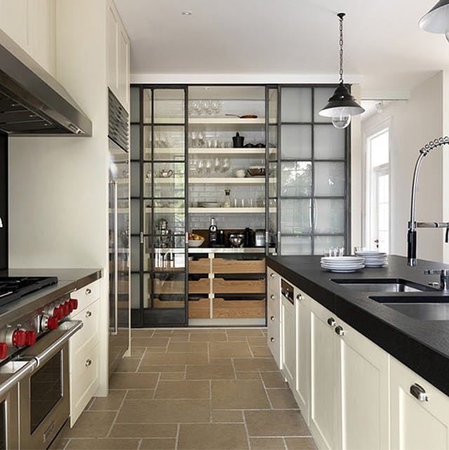 Chiếc tủ bếp kính thiết kế bởi Desire to Inspire giúp căn bếp thêm lôi cuốn