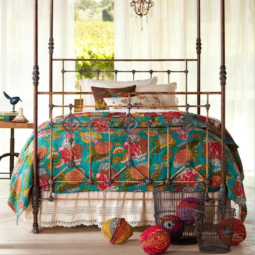 Chăn Kantha dệt thủ công khiến giường thêm màu sắc