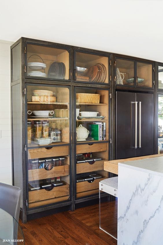 Tủ bếp nhiều ngăn với màu gỗ tự nhiên tạo điểm nhấn bắt mắt cho phòng bếp