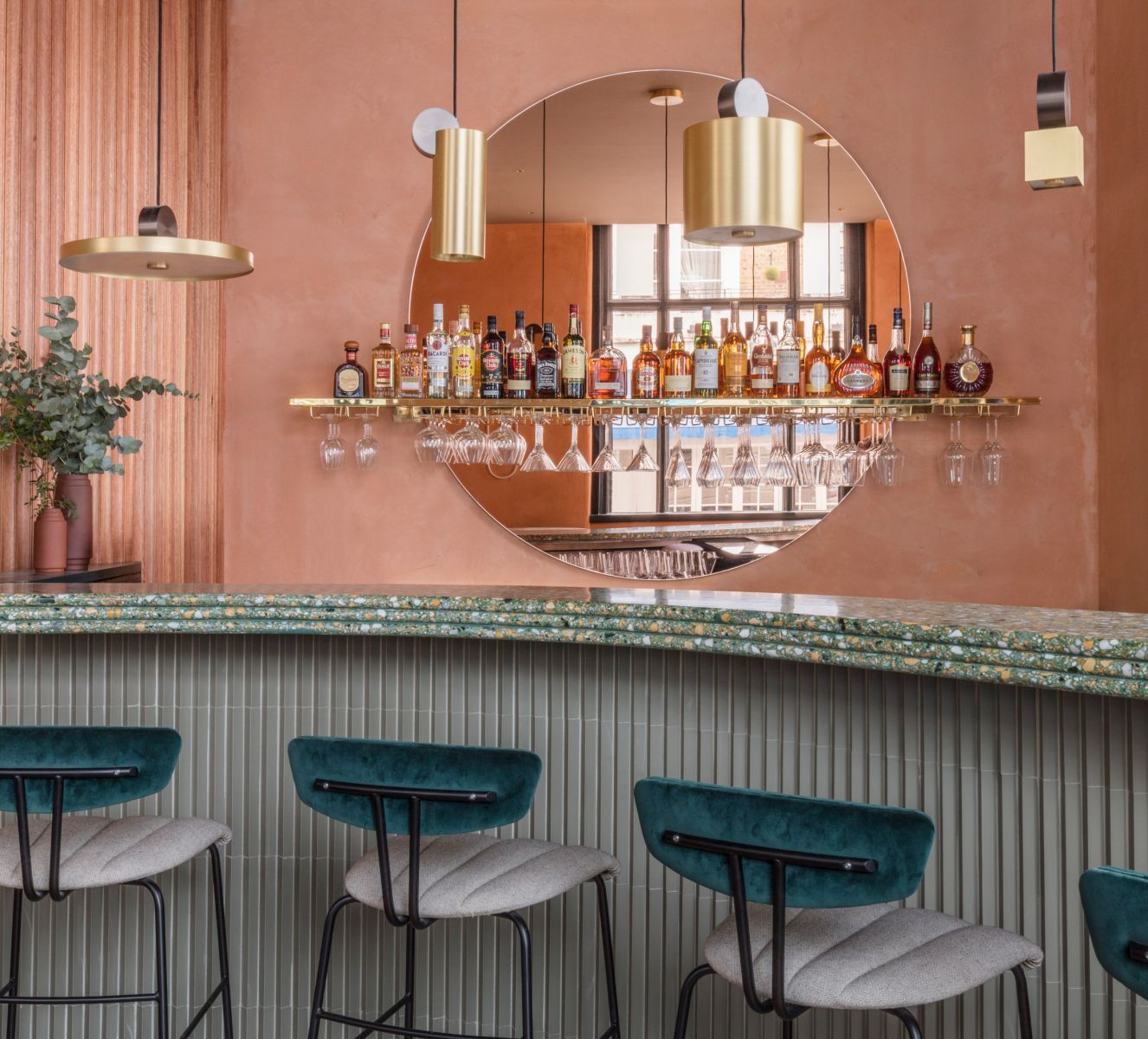 Không gian quán cafe ấn tượng với hai màu hồng đào và xanh