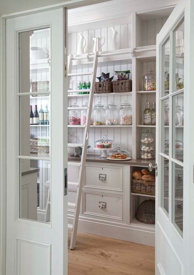 Thiết kế phòng ăn hiện đại và đẹp mắt với tủ bếp màu trắng ngà