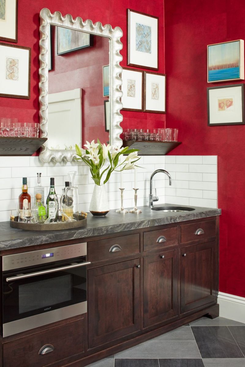 Trong thiết kế nội thất khu vực quán bar này, kiến trúc sự kết hợp mẫu ngói màu trắng với nền màu đỏ berry.