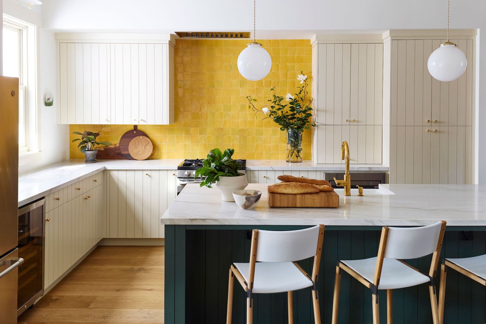 Một góc phòng bếp sử dụng màu vàng làm màu chủ đạo