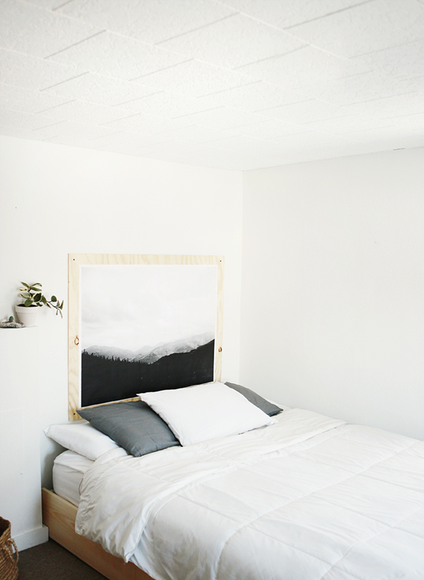 DIY Ốp đầu giường bằng tranh treo tường