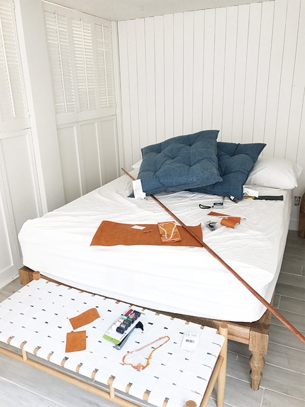 Học cách DIY miếng ốp đầu giường bằng gối ôm trang trí phòng ngủ