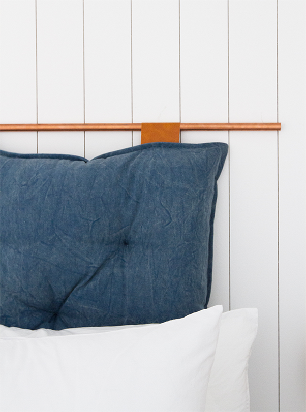Chỉ cần vài thao tác đơn giản để DIY ốp đầu giường đẹp trang trí phòng ngủ