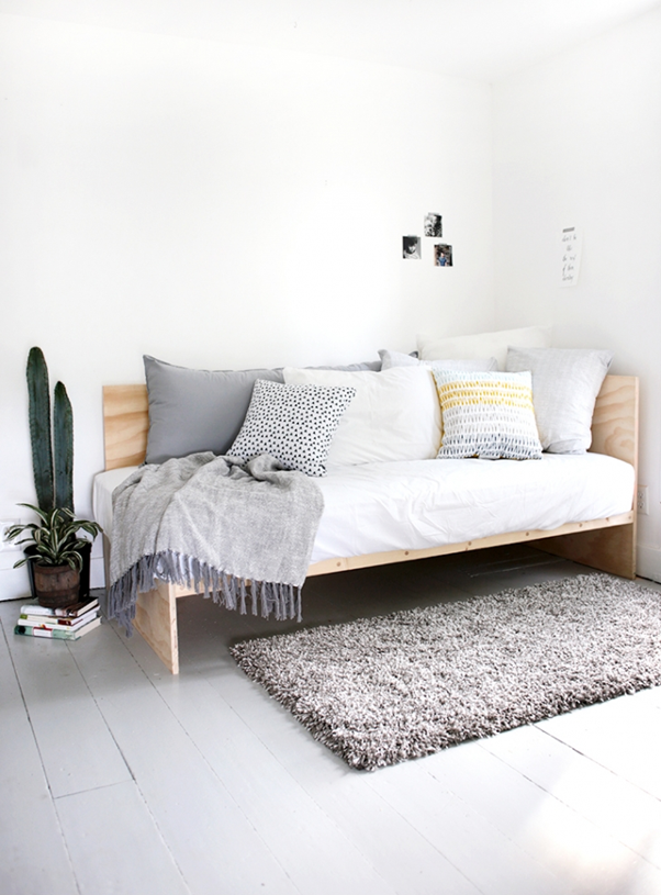 Không gian nhà ở với một góc giường nhỏ bằng gỗ tự nhiên