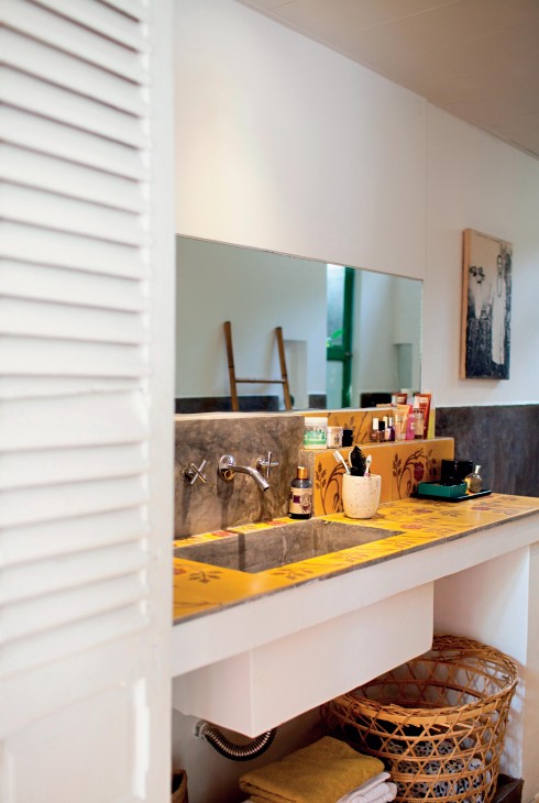 Phòng tắm có chung tông màu vàng và trắng như căn bếp với những món đồ rất Việt Nam 