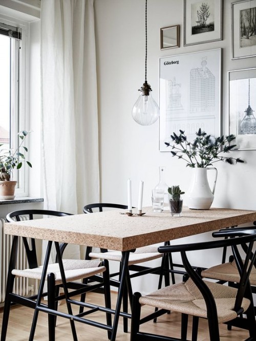 Thiết kế phòng ăn phong cách mộc hiện đại với ghế wishbone đen