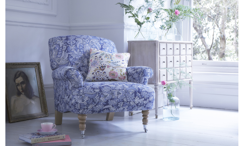 mẫu sofa hoa màu xanh lấy cảm hứng gốm sứ