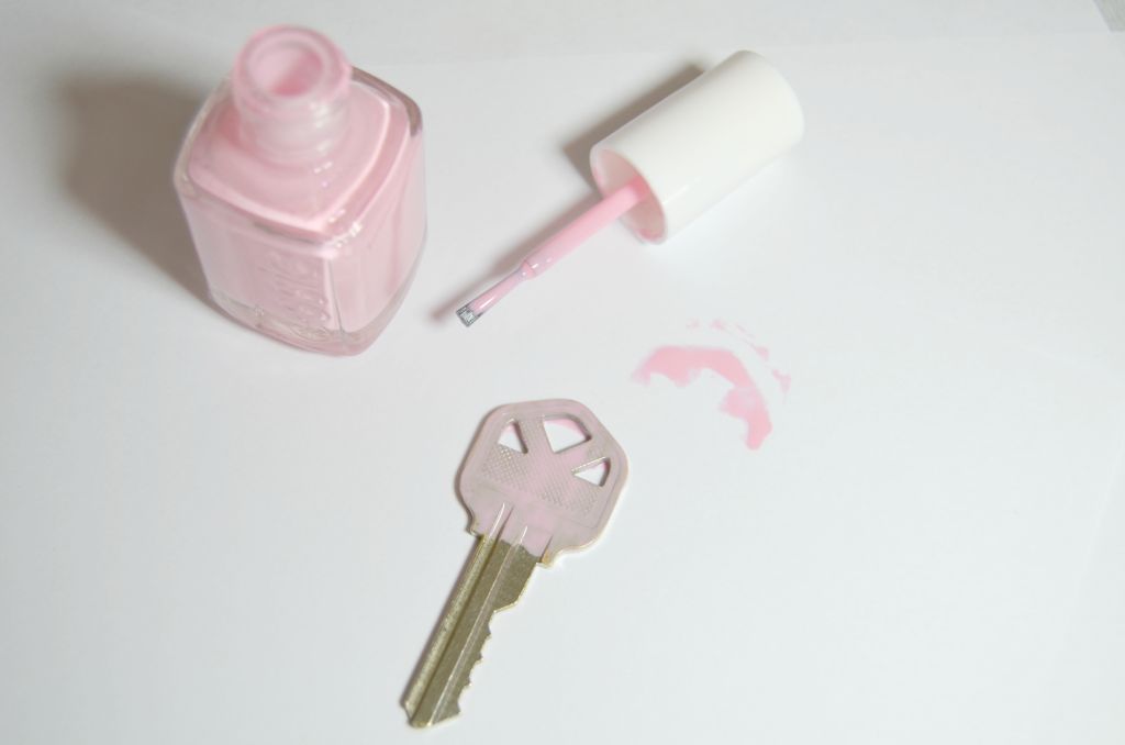 Sơn chìa khóa bằng sơn móng tay để quản lý công việc