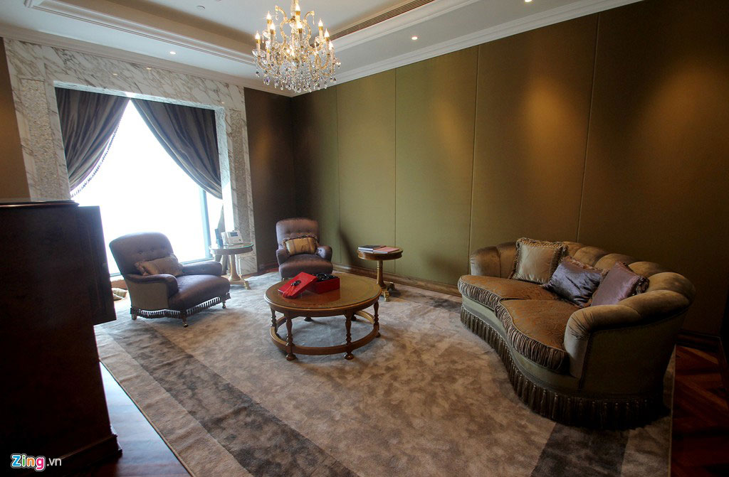 Phòng khách có gam màu trầm, nội thất tối giản