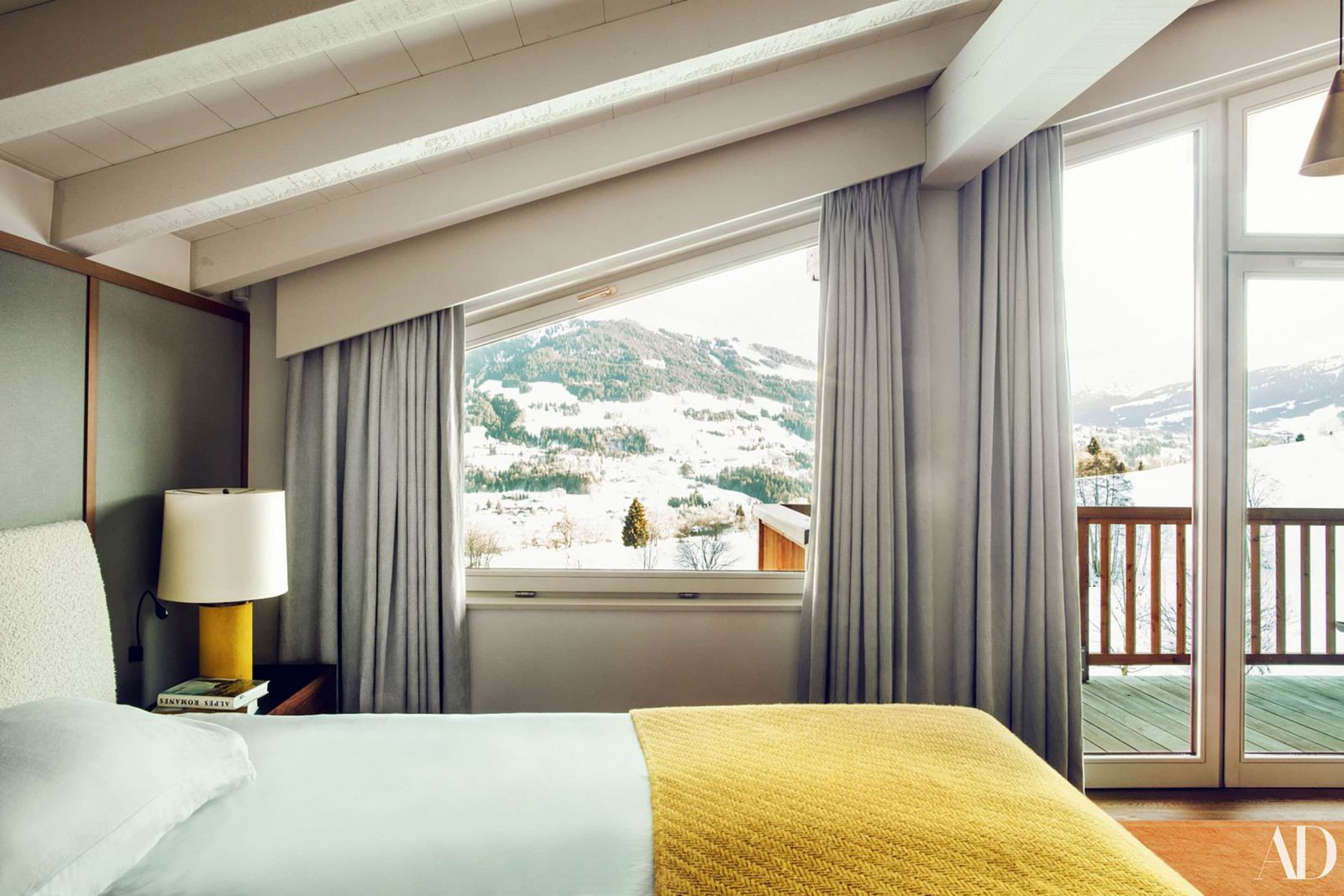 Phòng ngủ nhấn nhá màu vàng kết hợp với màu xanh pastel sáng khoái và nhẹ nhàng