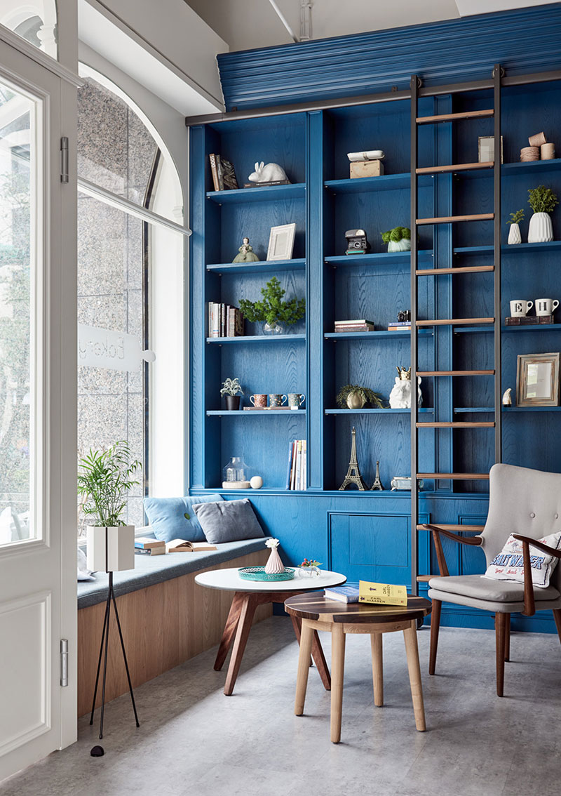 Không gian ngập tràn màu xanh cổ điển khi kiến trúc sư sử dụng nó làm màu tủ đựng đồ, kệ sách