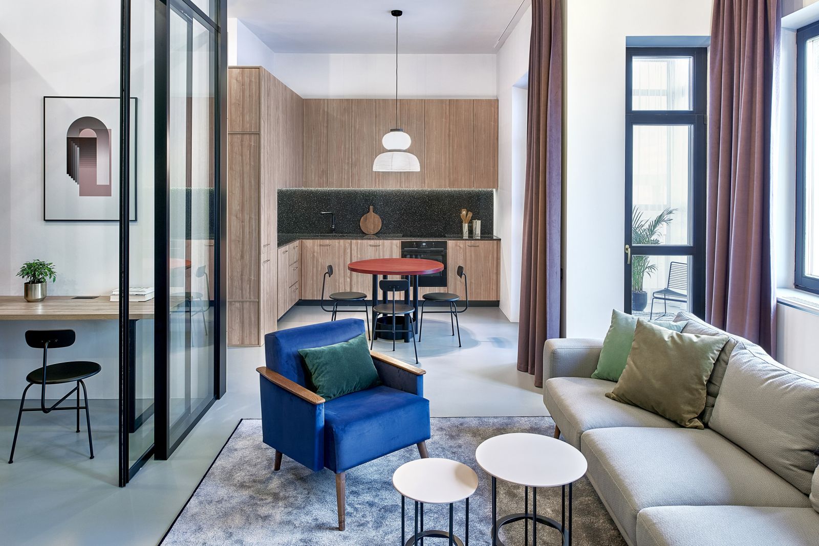 60% màu sắc trong phòng là tông màu xanh – xám trung tính, từ sàn, sofa, tường, thảm… khiến không gian trông rộng mở và sáng sủa hơn