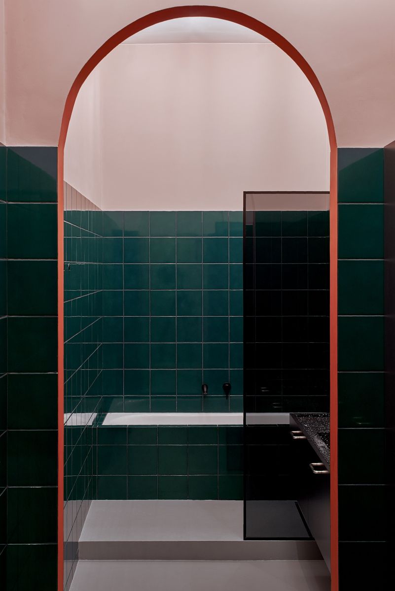 Phòng tắm thứ hai sử dụng gạch màu xanh lục bảo tối ốp một nửa tường, đem lại cái nhìn sạch sẽ và thoáng đãng cho không gian