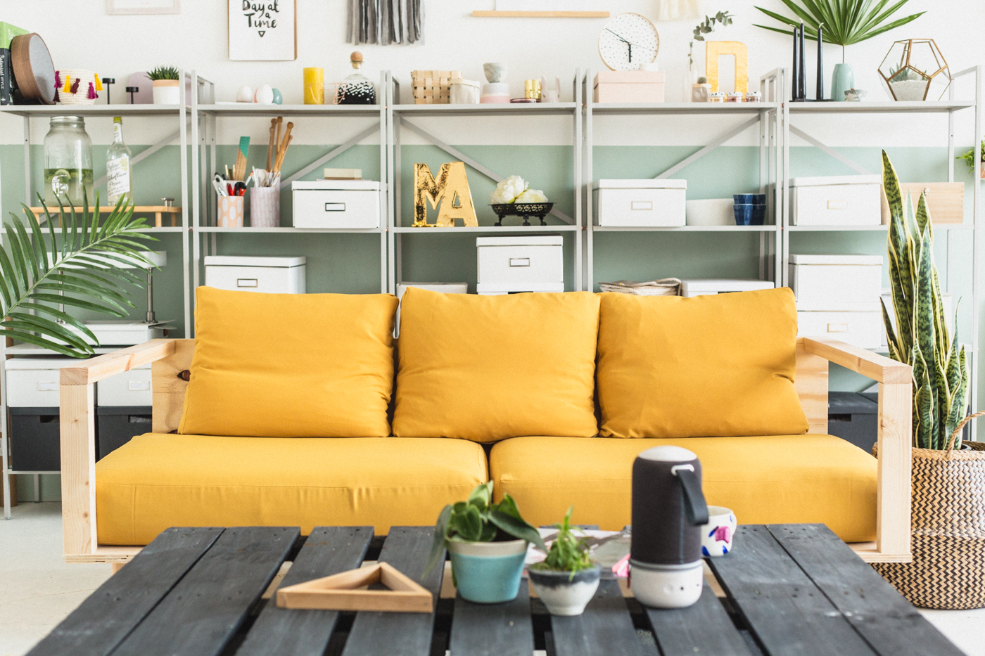 Tham khảo mẫu ghế sofa màu vàng cực chất mùa gió về
