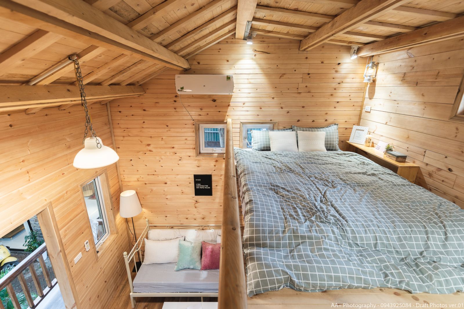Căn nhà gỗ homestay với phòng khách nhỏ nhưng tiện nghi