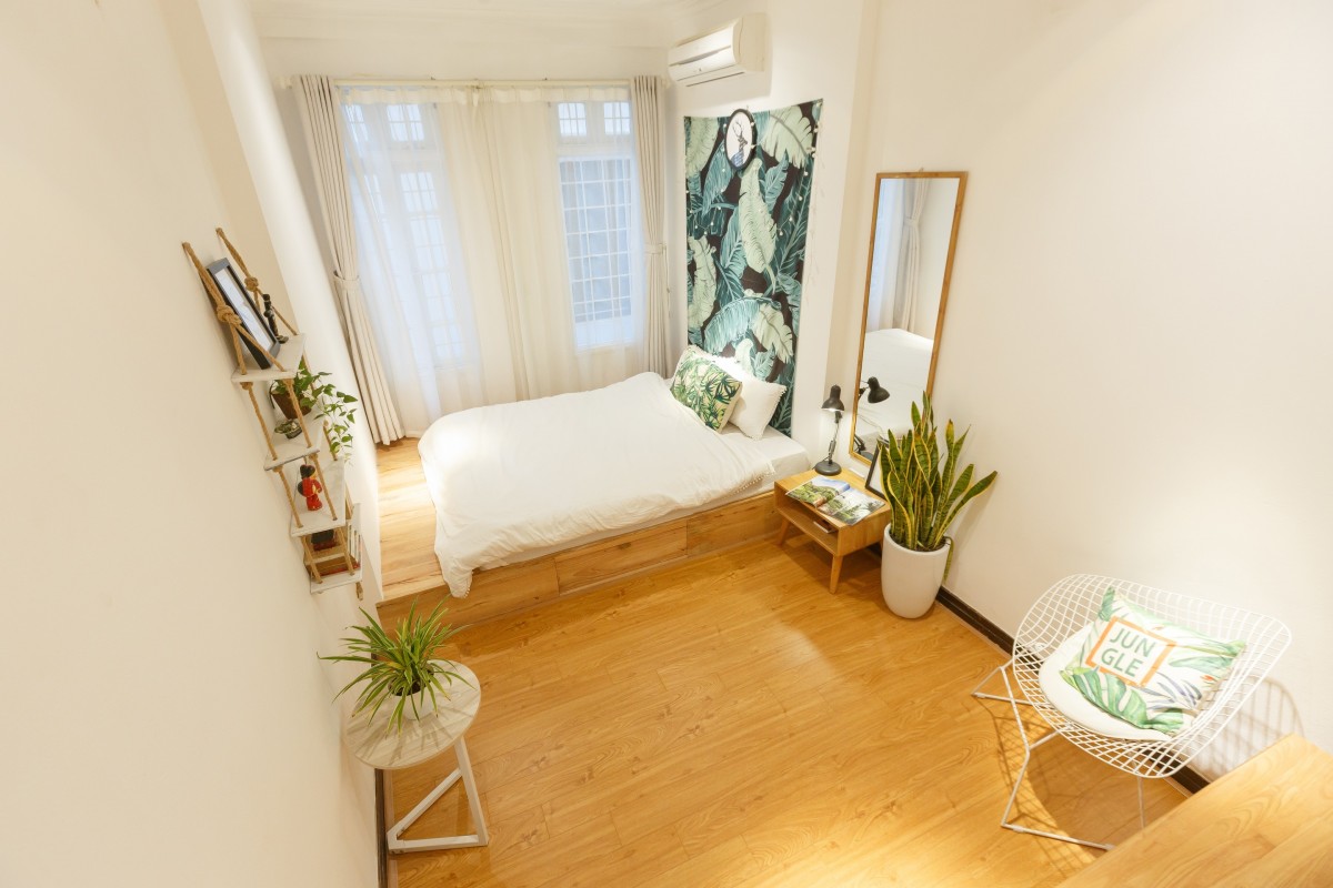 Một căn phòng homestay đơn giản, mộc mạc, được lấp đầy bởi cây xanh và ánh sáng mặt trời