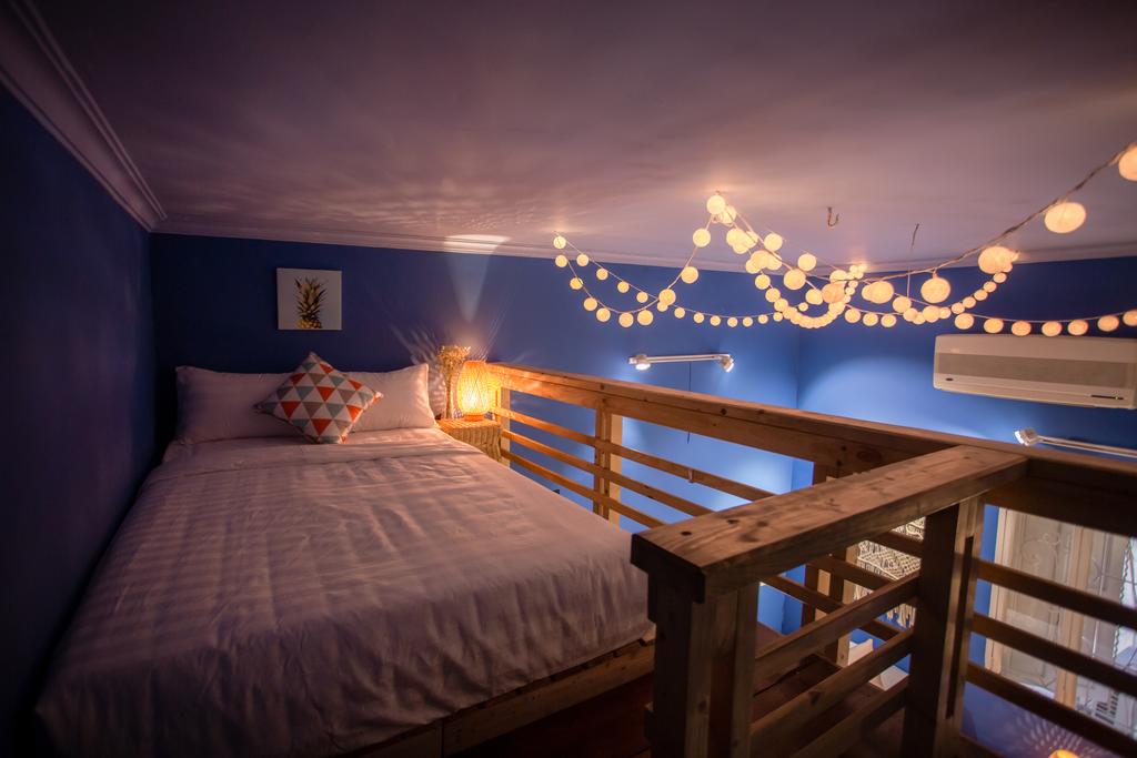 Thiết kế này mà phòng ngủ được chăng rất nhiều đèn để đảm bảo nguồn ánh sáng cho giường phía trên.